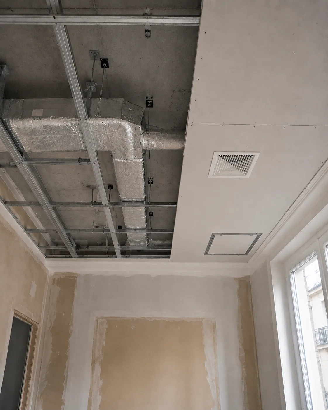 Faux plafond et clim gainable — gaine + diffuseur en cours de pose